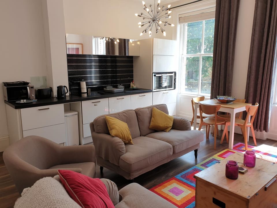 Coffee/tea facilities, Kitchen or kitchenette, Living room, Seating area, Dining area