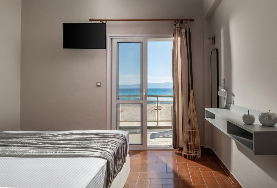 Bed, Photo of the whole room, Sea view