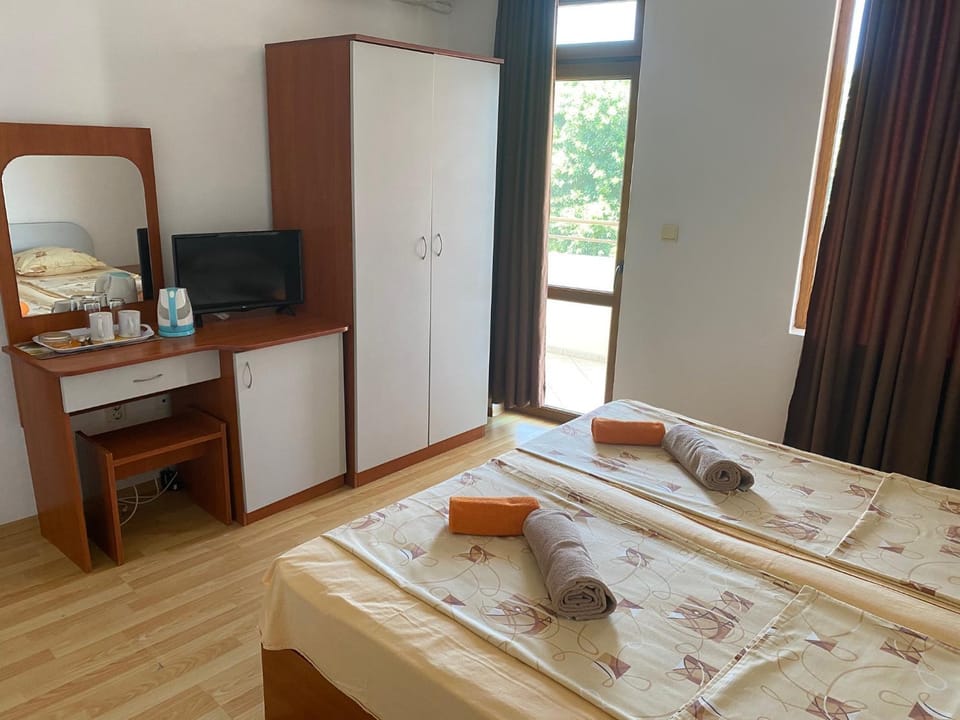 Communal lounge/ TV room, Bed, TV and multimedia, Photo of the whole room, Bedroom