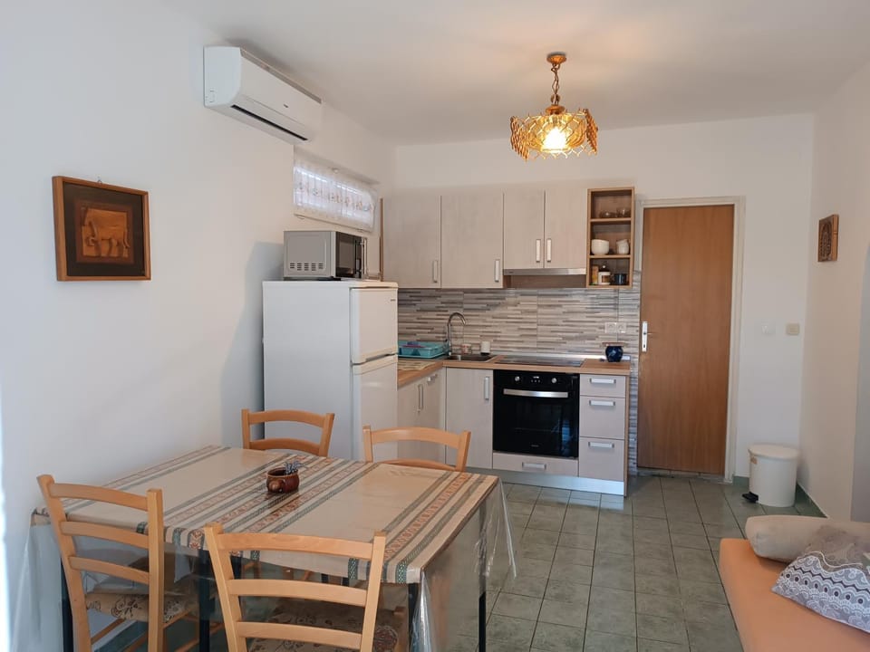 Kitchen or kitchenette, Dining area, dishwasher, oven, pet friendly, stove, toaster