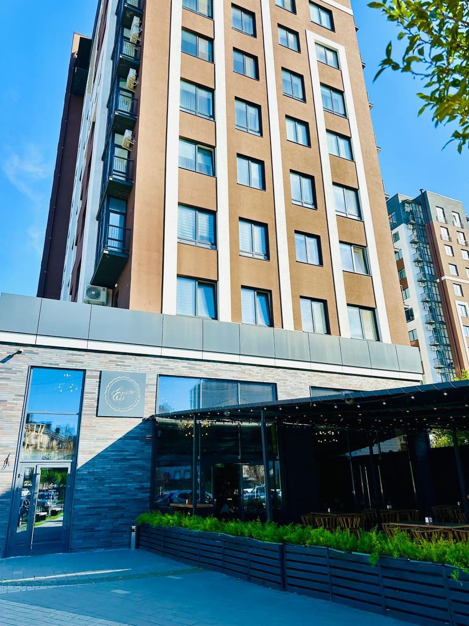 Property building, Restaurant/places to eat, Day