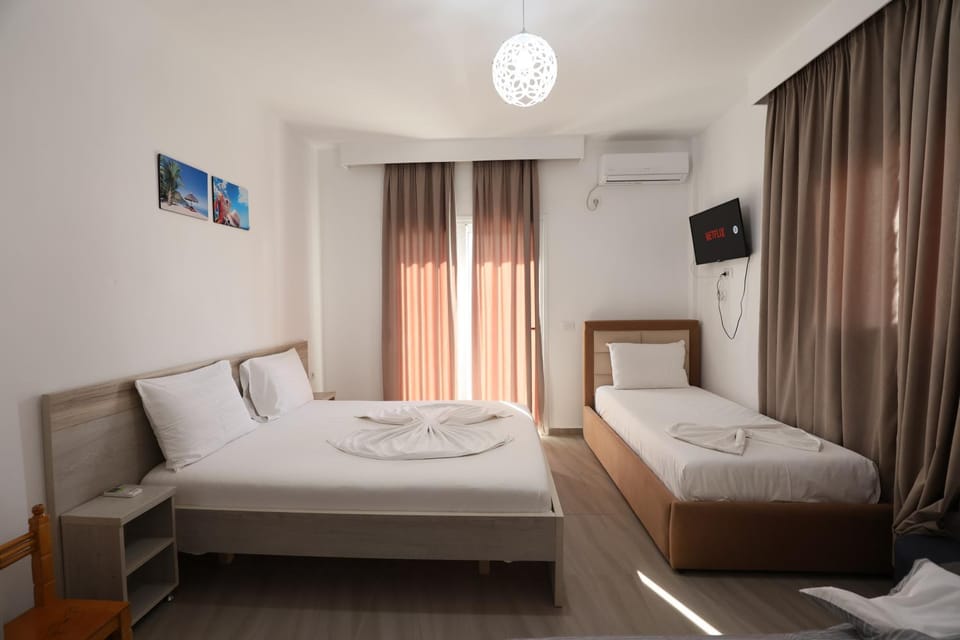 Bed, TV and multimedia, Photo of the whole room, Bedroom, towels, air conditioner