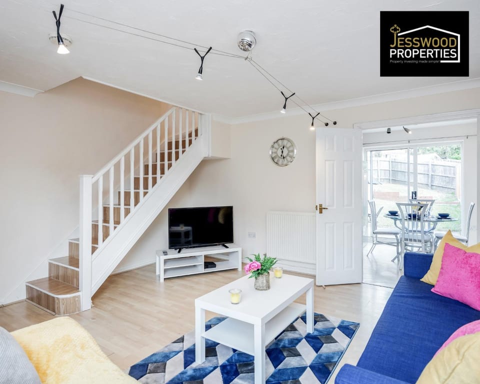 Communal lounge/ TV room, TV and multimedia, Living room, Seating area, Evening entertainment