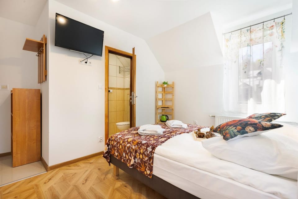 Bed, TV and multimedia, Photo of the whole room, Bedroom, towels, wardrobe