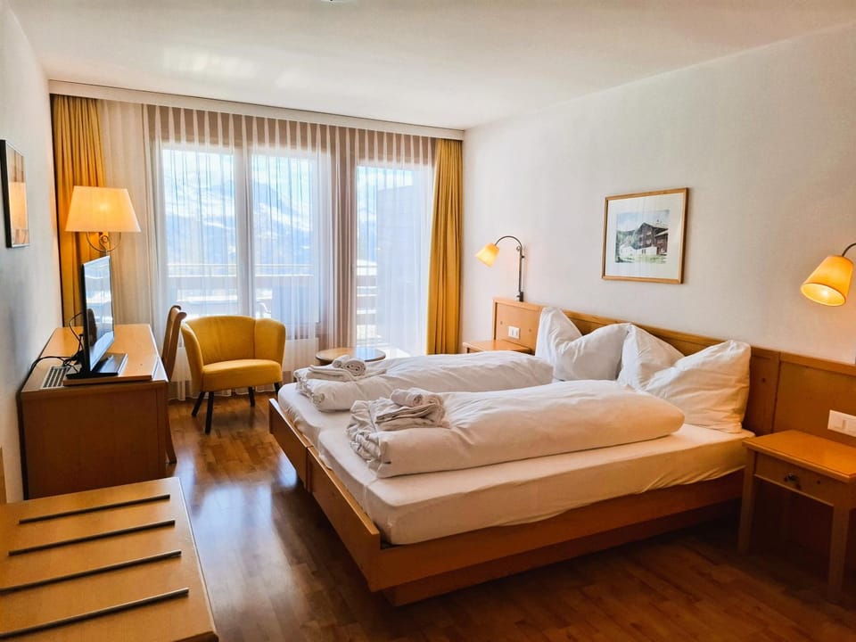 Bed, TV and multimedia, Photo of the whole room, towels