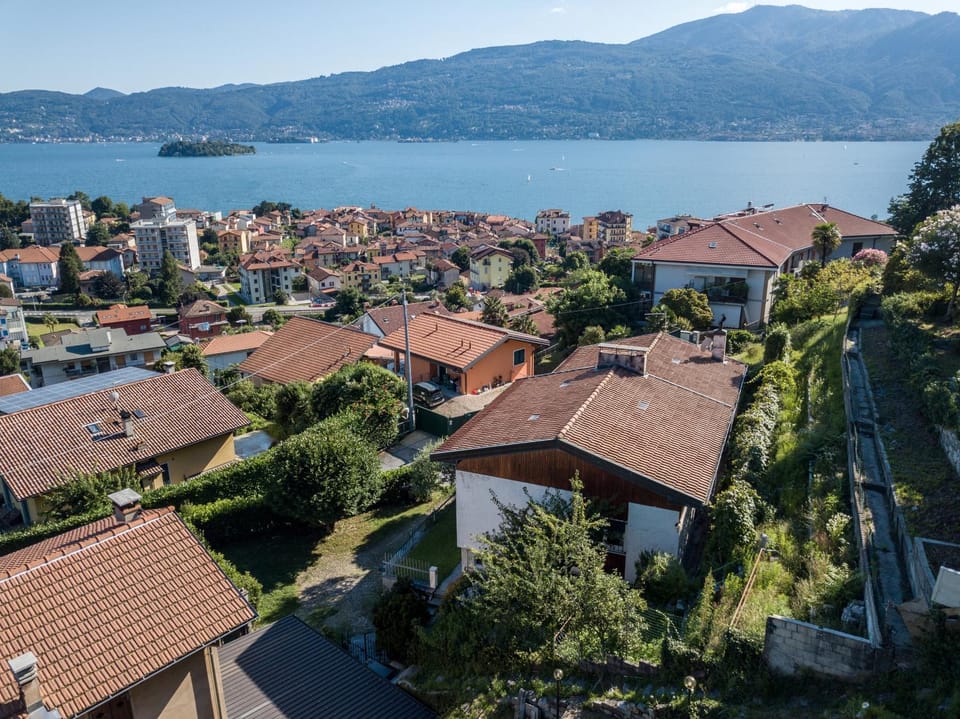 Property building, Nearby landmark, Day, City view, Lake view, Mountain view