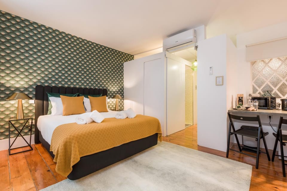 Bed, Photo of the whole room, Decorative detail, Seating area, Bedroom, wardrobe, air conditioner