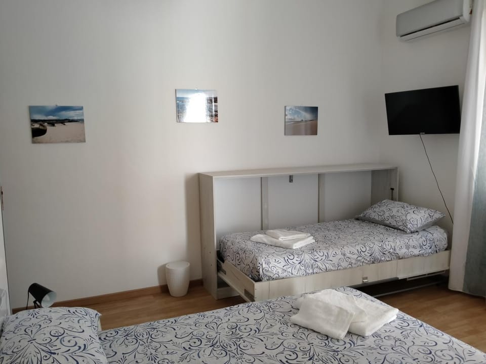 Bed, TV and multimedia, Bedroom
