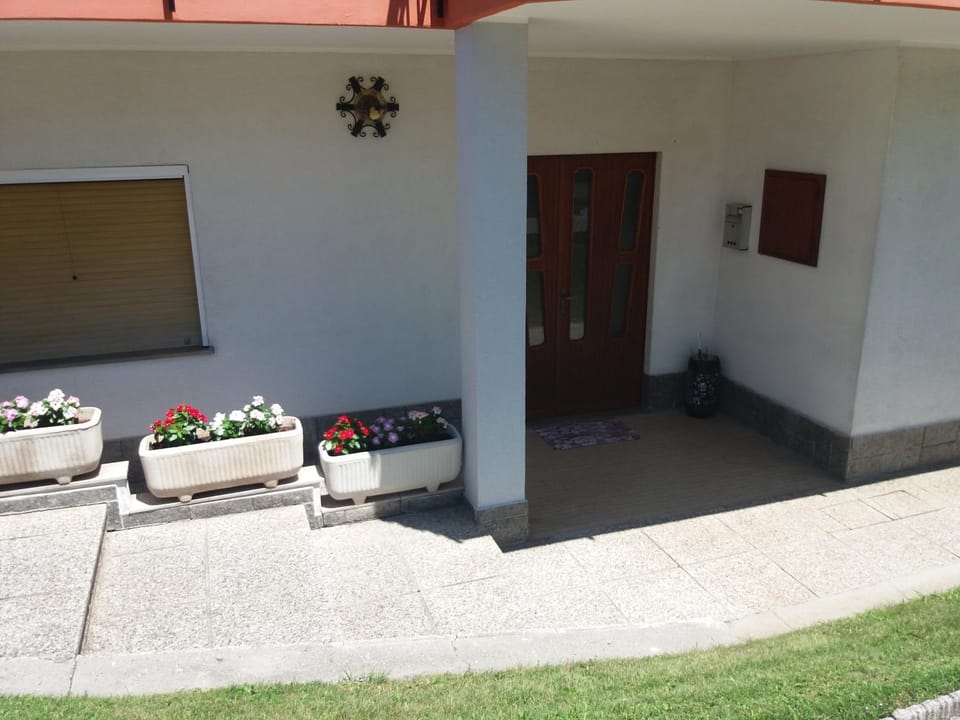Patio, Facade/entrance