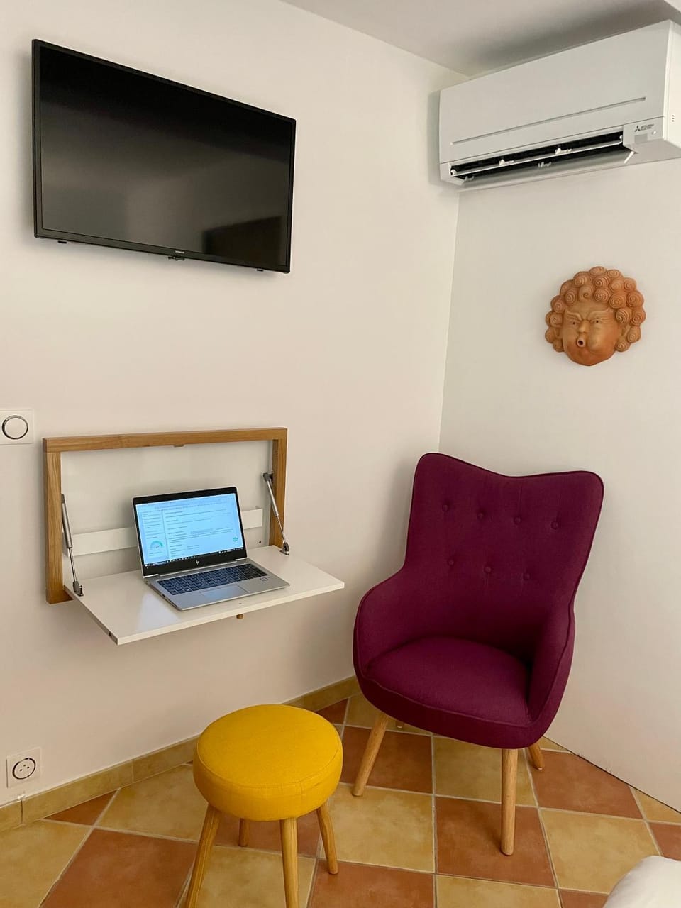 TV and multimedia, Seating area, air conditioner