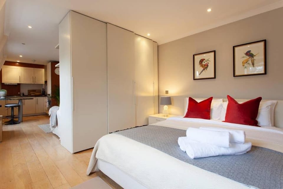 Bed, Seating area, Bedroom