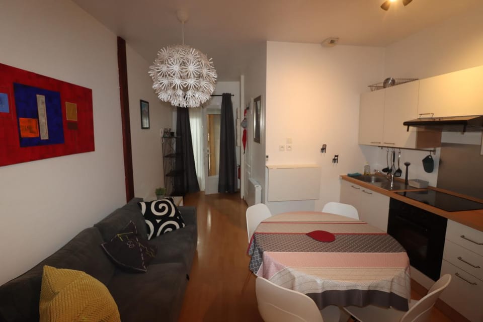 Kitchen or kitchenette, Seating area
