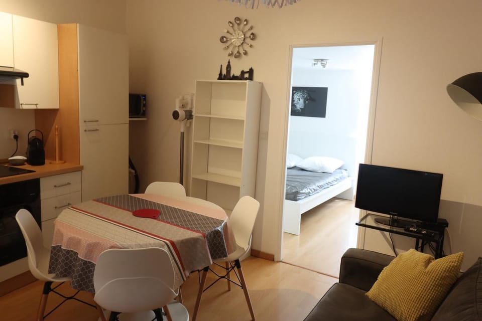 Kitchen or kitchenette, Seating area
