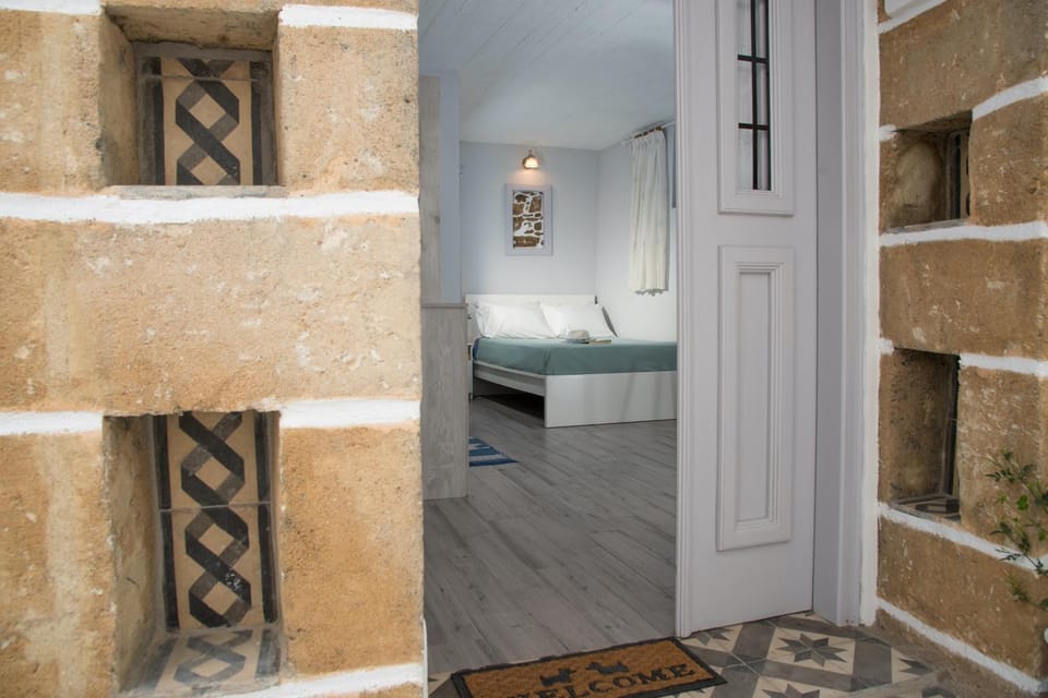 Property building, Facade/entrance, Bed, Bedroom