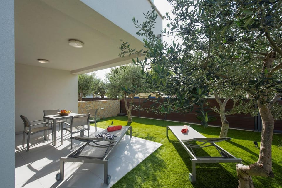 Spring, Garden, Dining area, Garden view, sunbed