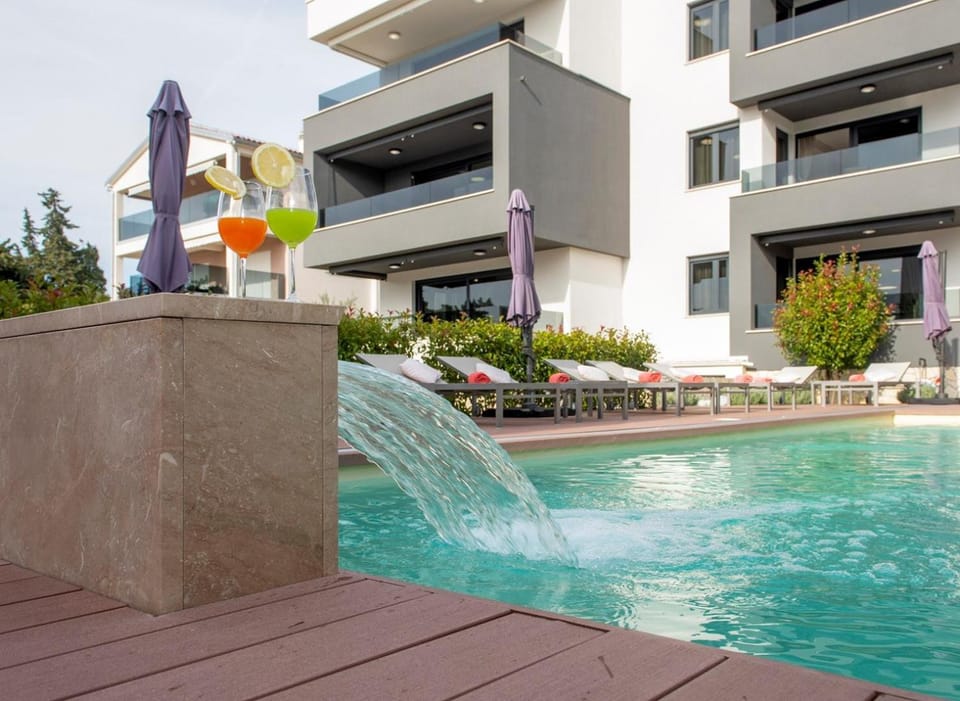 Property building, Pool view, Swimming pool, Swimming pool, sunbed