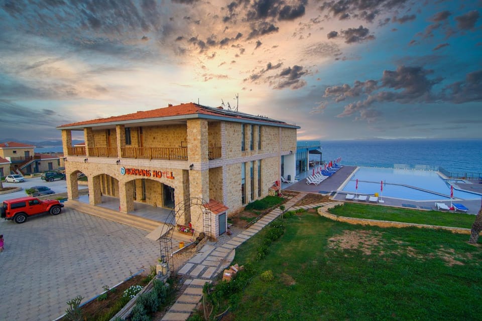 Property building, Restaurant/places to eat, Day, Natural landscape, Garden, Pool view, Sea view, Swimming pool, Breakfast, Location, Sunset, Parking