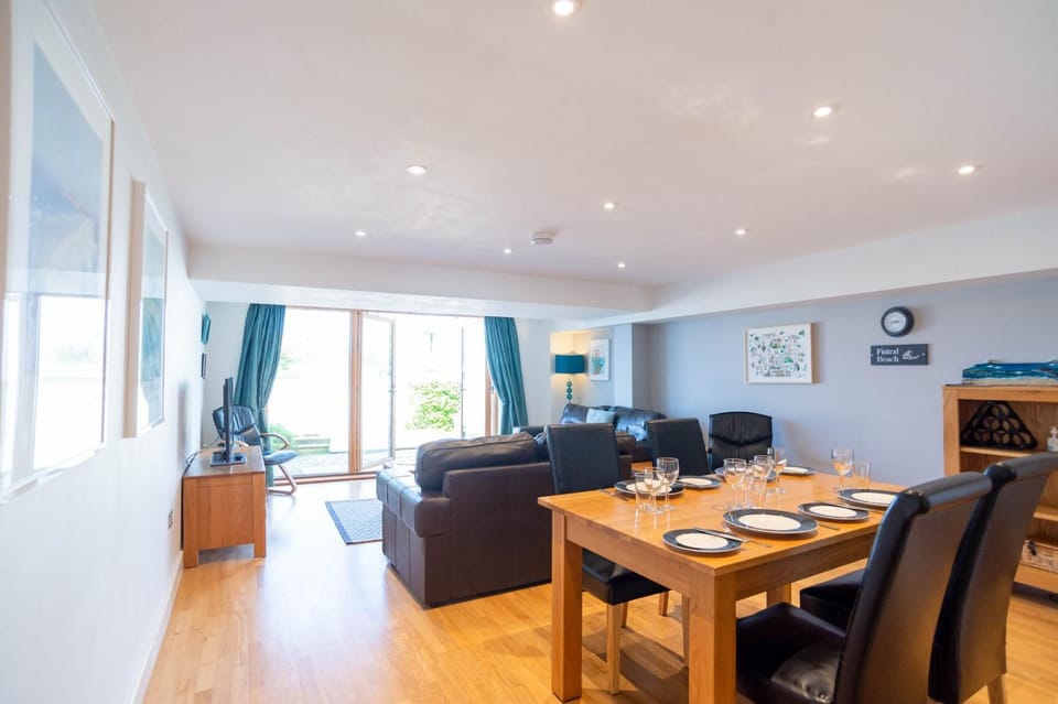 TV and multimedia, Kitchen or kitchenette, Living room, Seating area, Dining area