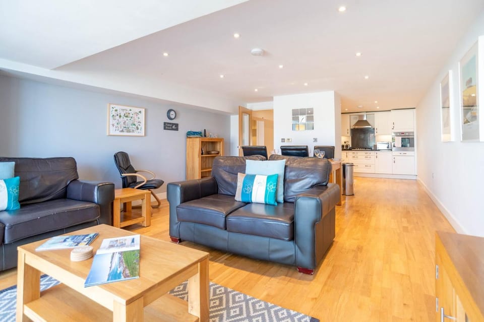 TV and multimedia, Kitchen or kitchenette, Living room, Seating area, Dining area