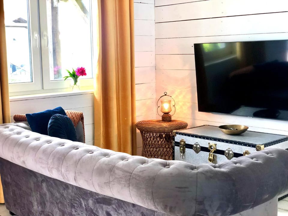 TV and multimedia, Living room, Seating area, Evening entertainment