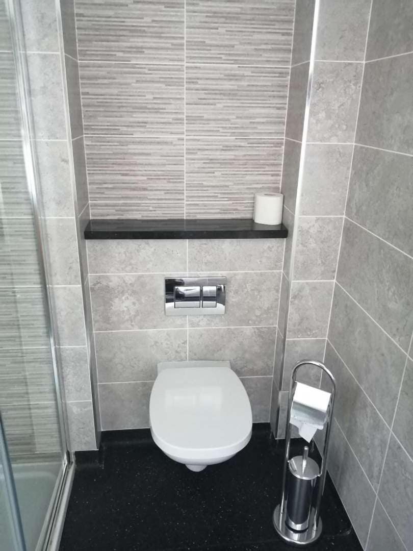 Reveller Bar Lodgings Bed and Breakfast in Donegal City
