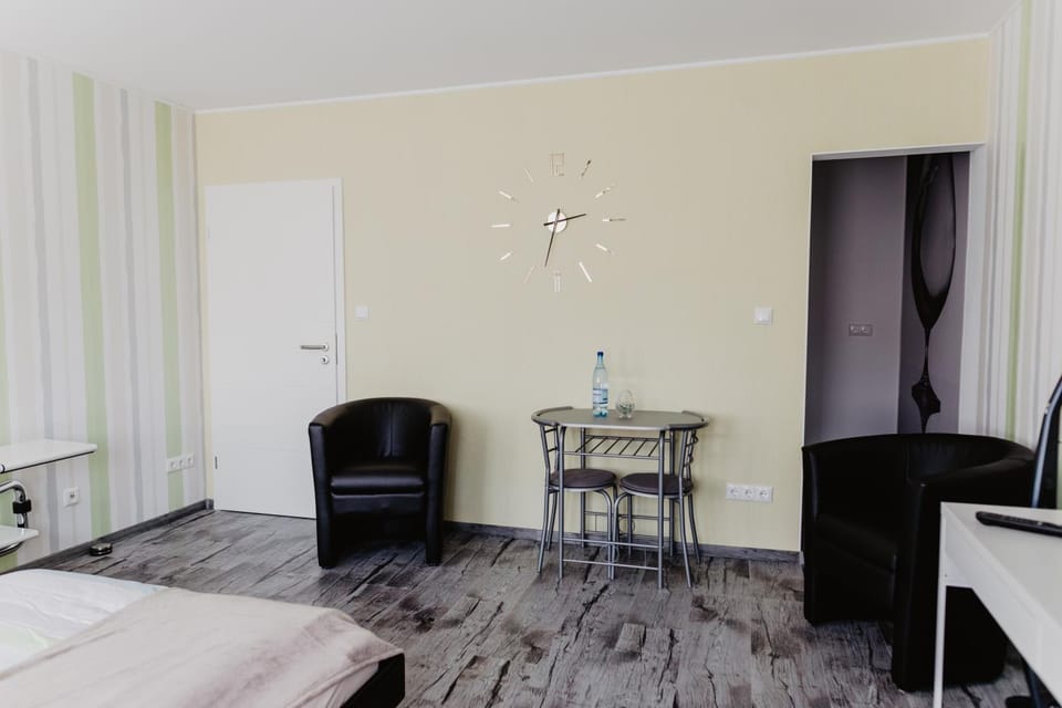 Bed, Living room, Seating area, Dining area, Bedroom