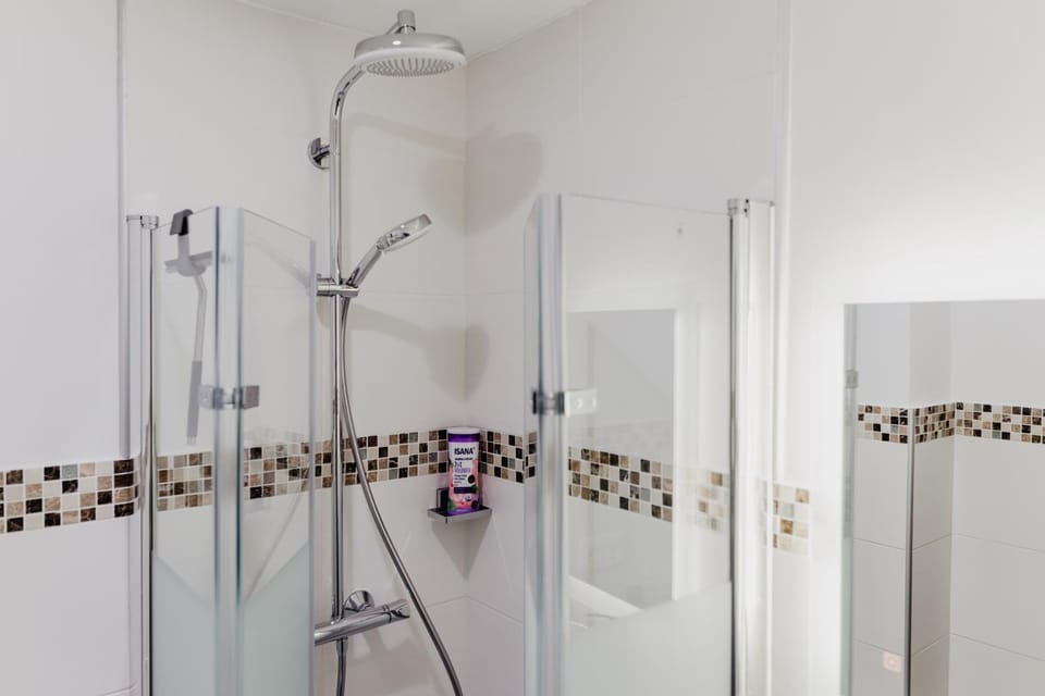 Shower, Bathroom, towels