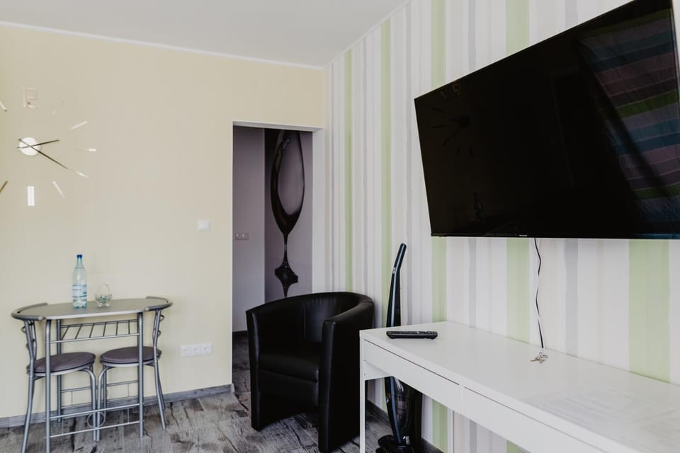 Communal lounge/ TV room, Living room, Seating area, Evening entertainment