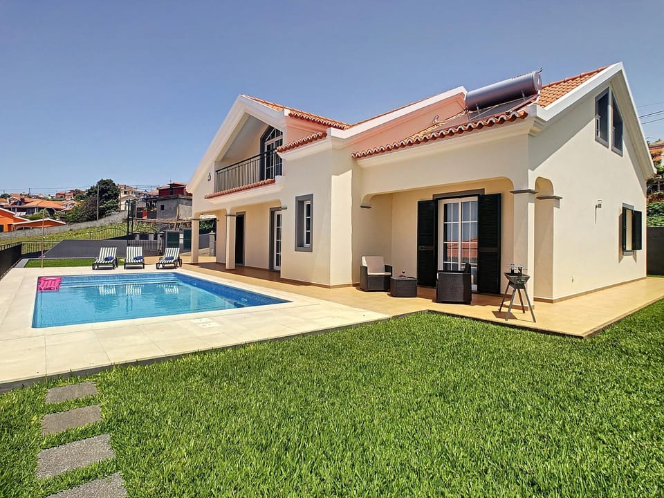 Property building, Garden, Swimming pool, Swimming pool