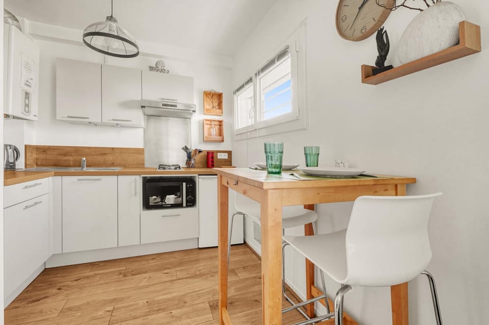 Kitchen or kitchenette, Dining area, kitchen
