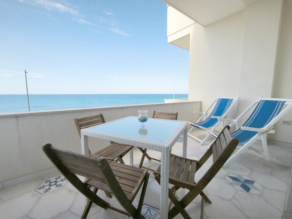 Patio, Day, Natural landscape, View (from property/room), Balcony/Terrace, Living room, Seating area, Dining area, Beach, Sea view, sunbed