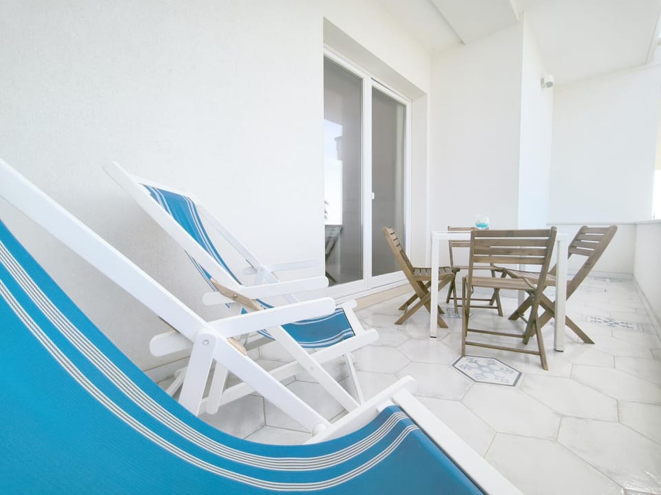 Patio, Living room, Seating area, sunbed