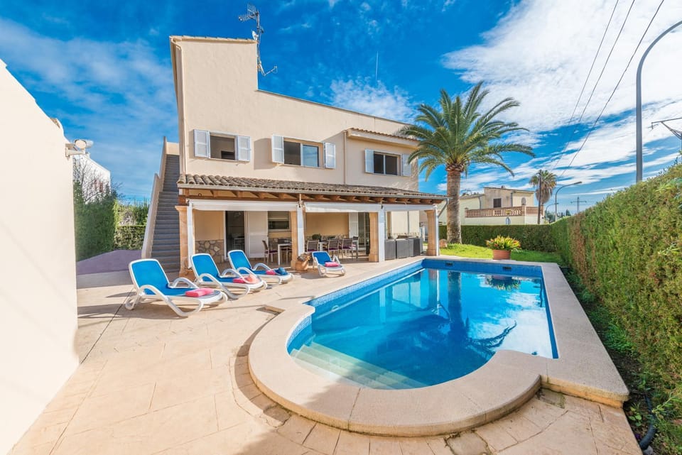 Property building, Patio, Day, Pool view, Swimming pool, sunbed