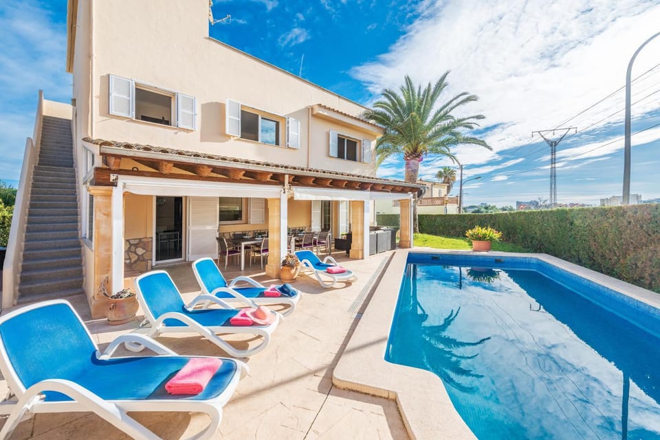 Property building, Patio, Day, Pool view, Swimming pool, sunbed