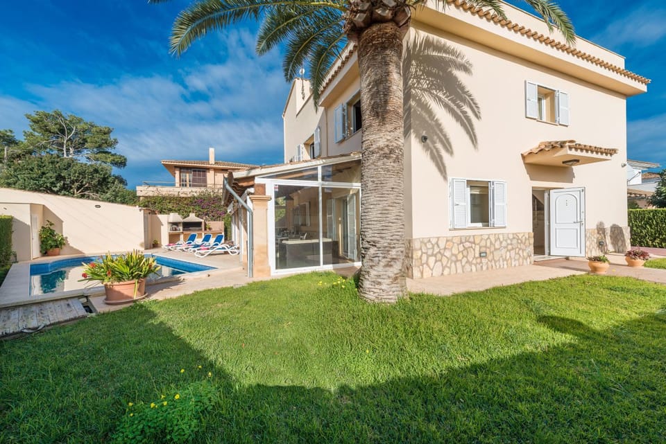 Property building, Day, Garden, Garden view