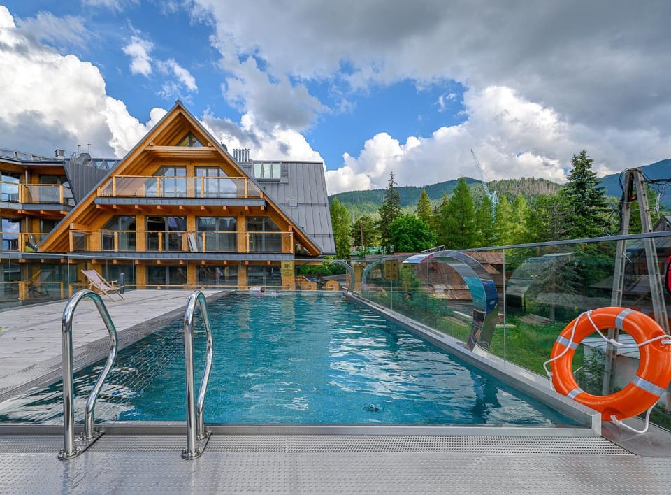 Property building, Day, Mountain view, Pool view, Swimming pool