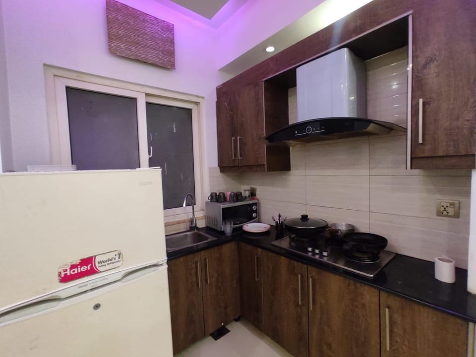 Comfort Hub Elegant 1BR Apt,Perfect for couples,tourists,4k Netflix,wifi Apartment in Islamabad
