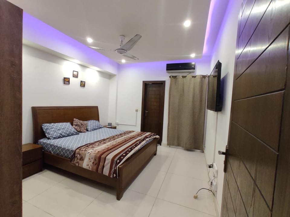 Comfort Hub Elegant 1BR Apt,Perfect for couples,tourists,4k Netflix,wifi Apartment in Islamabad