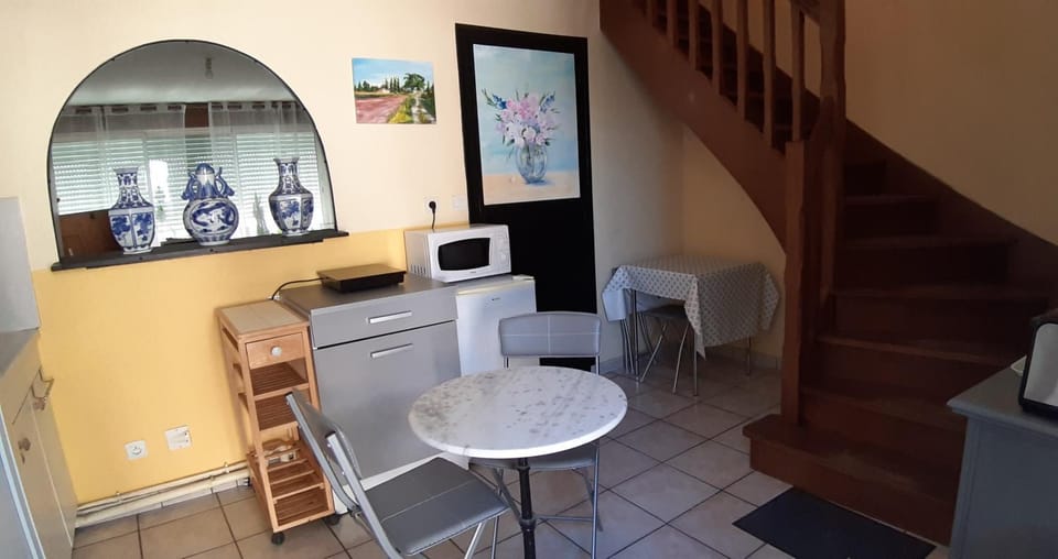 Kitchen or kitchenette, Dining area, oven