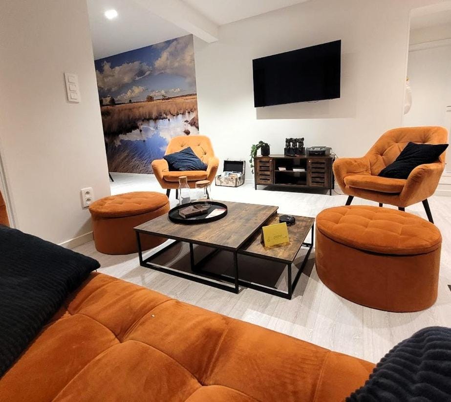 TV and multimedia, Living room, Seating area, Evening entertainment