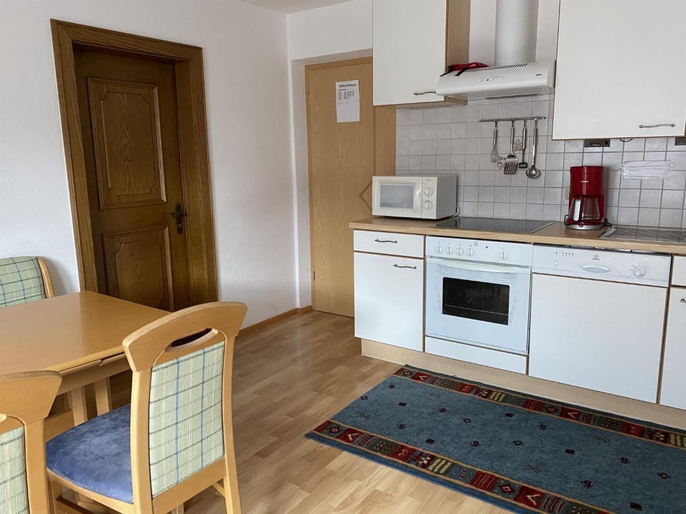 Coffee/tea facilities, Kitchen or kitchenette, Dining area