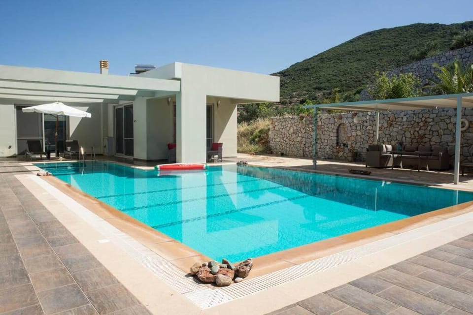 Modern Luxury Villa with Pool, just 5min to sea Villa in Messenia