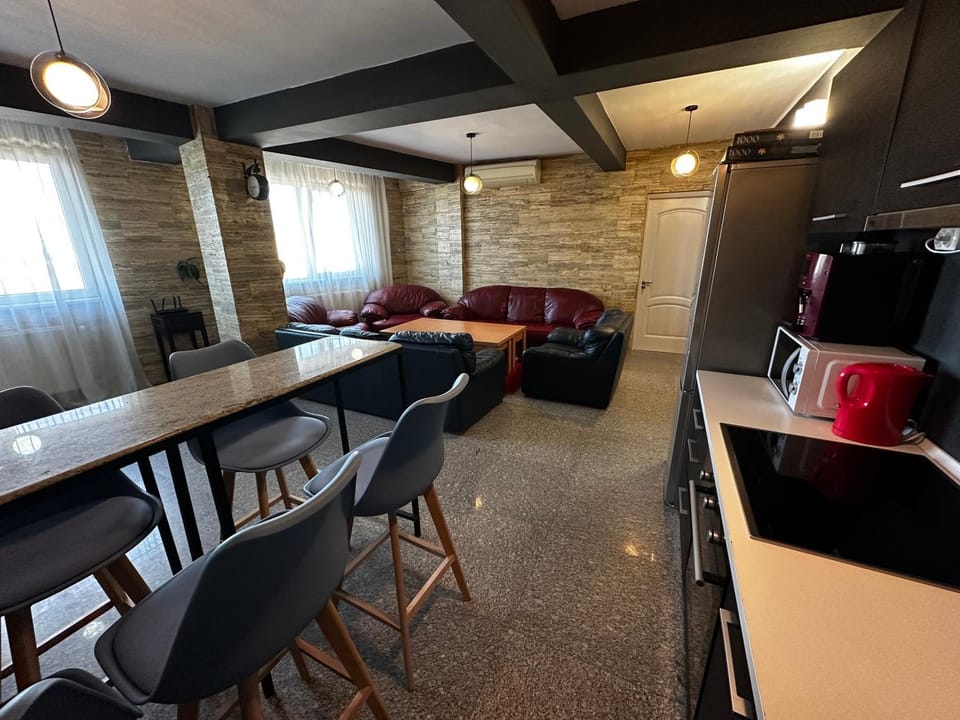 Coffee/tea facilities, Kitchen or kitchenette, Living room, Seating area, Dining area, oven