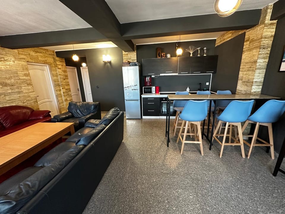 Kitchen or kitchenette, Living room, Seating area, Dining area, minibar
