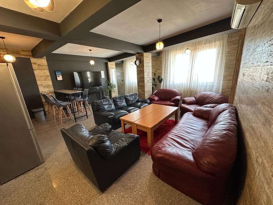 TV and multimedia, Living room, Seating area, Evening entertainment
