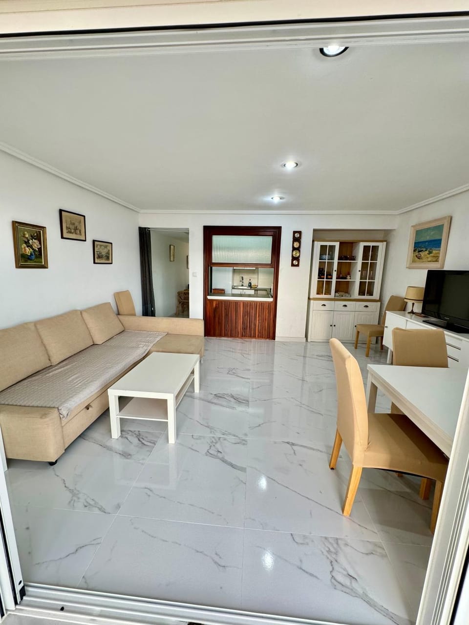 TV and multimedia, Living room, Seating area, Dining area