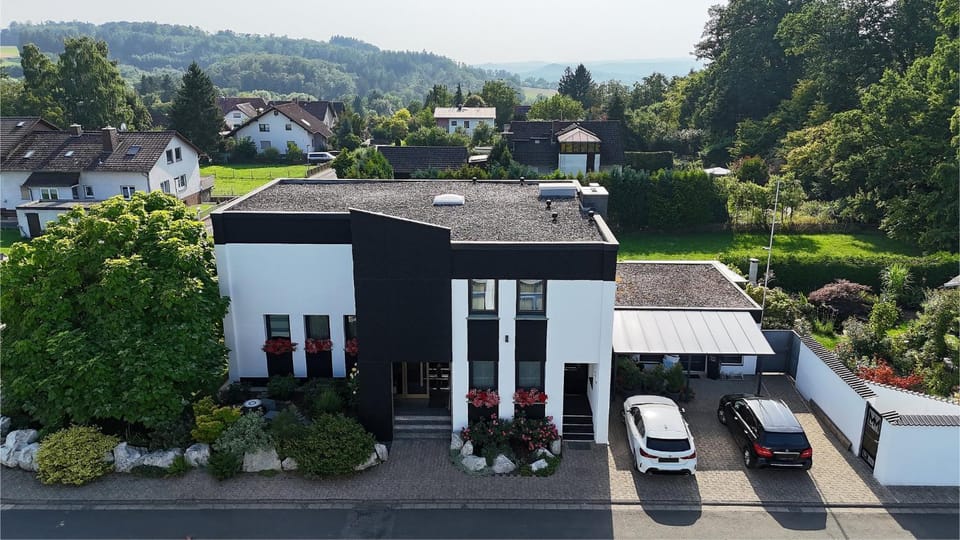 Property building, Day, Neighbourhood, Natural landscape, Bird's eye view, Location, Parking