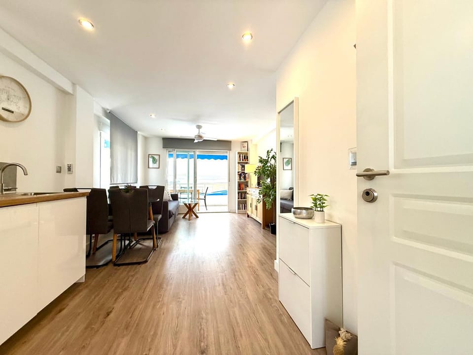 Kitchen or kitchenette, Living room, oven