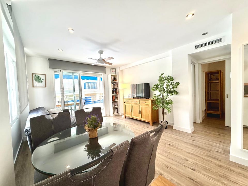 Communal lounge/ TV room, TV and multimedia, Living room, Seating area, Dining area, Evening entertainment