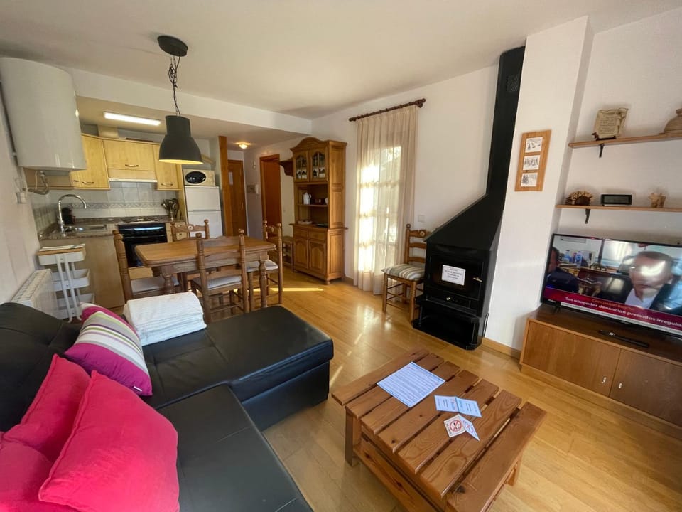 TV and multimedia, Kitchen or kitchenette, Living room, Seating area, Dining area, minibar, pet friendly, stove
